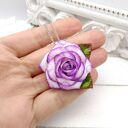 Handmade wisiorek z białą różą i fioletowymi krawędziami - stal nierdzewna