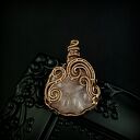 Wisiorek z różowym kwarcem w kształcie łapki - wire wrapping z oksydowanej miedzi