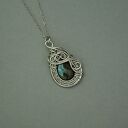 Ręcznie robiony wisiorek z labradorytem w technice wire wrapping