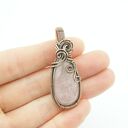Wisiorek z różowym kwarcem w technice wire wrapping - miedziany handmade