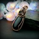 Wisiorek z onyksem - miedziany wire wrapping i hematyt