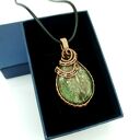 Wisiorek ze szmaragdem wire wrapping - spokój i piękno w miedzianej oprawie