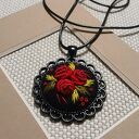 Ręcznie haftowany wisior DLA OLI