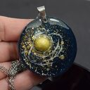 Duży, kosmiczny wisiorek z żywicy - okrągły