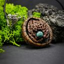 Wisiorek brzoza, orzech i turkus - pirografia z naturalnego drewna