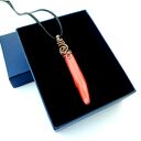 Wisiorek z koralem - ręcznie robiony wire wrapping z miedzi (Blue Pearl Art)