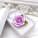 Handmade wisiorek z białą różą i fioletowymi krawędziami - stal nierdzewna
