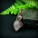 Ręcznie robiony wisiorek z różowym kwarcem - wire wrapping z oksydowanej miedzi