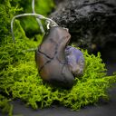 Szafir naturalny - wisiorek z szafirem, z drewna orzecha, pirografia, wyjątkowy prezent