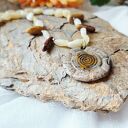 Delikatny naszyjnik ceramiczny ze spiralą i kalcytem miodowym