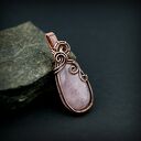 Wisiorek z różowym kwarcem w technice wire wrapping - miedziany handmade