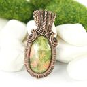 Wisiorek z unakitem w technice wire wrapping - miedziany, handmade