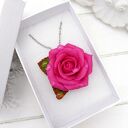 Wisiorek z intensywnie różową różą i zielonymi liśćmi handmade, kwiat 3 cm, efekt
