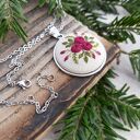 Haftowany medalion burgundowy - kwiatowy wisiorek handmade