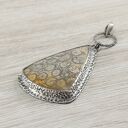 Wisior z koralem fossil i oksydowanym srebrem 925/999