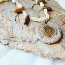 Delikatny naszyjnik ceramiczny ze spiralą i kalcytem miodowym