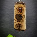 Wisiorek z naturalnego drewna orzecha i bursztyn - ręcznie rzeźbiony, wzory wypalane w drewnie