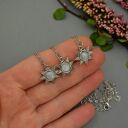 Mały wisiorek Słoneczko z kamieniem księżycowym - wire wrapping