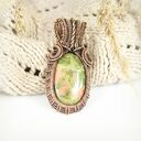 Wisiorek z unakitem w technice wire wrapping - miedziany, handmade