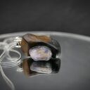 Szafir naturalny - wisiorek z szafirem, z drewna orzecha, pirografia, wyjątkowy prezent