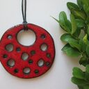 czerwony dziurawy wisior ceramiczny