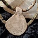 Ręcznie robiony ceramiczny naszyjnik z runą Algiz - silna ochrona