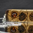 Wisiorek z naturalnego drewna orzecha i bursztyn - ręcznie rzeźbiony, wzory wypalane w drewnie