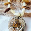 Delikatny naszyjnik ceramiczny ze spiralą i kamieniami