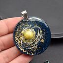 Duży, kosmiczny wisiorek z żywicy - okrągły