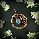 Akwamarynowy wisiorek wire wrapping z oksydowanej miedzi i hematytami