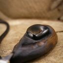Ręcznie rzeźbiony wisiorek z obsydianem i drewnem abachi
