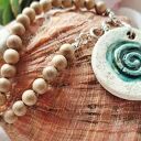Naszyjnik ceramiczny ze spiralą i egzotycznym drewnem