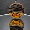 Wisiorek z naturalnego drewna brzozy, z bursztynem - rzeźbiony, inspiracja falami morza, dla niej