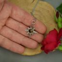 Mały wisiorek Róża Wiatrów z tygrysim okiem - wire wrapping