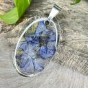 Owalny wisiorek z polnymi kwiatami jak niebo z2077