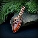 Ręcznie robiony wisiorek z karneolem w wire wrapping