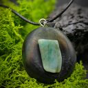 Szmaragd naturalny - wisiorek z drewna brzozy, pirografia (handmade)