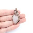 Wisiorek z różowym kwarcem w technice wire wrapping