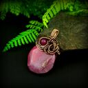 Wisiorek wire wrapping z różowym agatem - miedziana oprawa oksydowana 