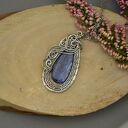 Duży wisior z kyanitem w wire wrapping - unikatowy prezent dla niej