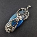 Duży wisior „Quintessence” z agatem w odcieniach błękitu i granatu - wire wrapping ze srebra 999/925 i kryształami Swarovski