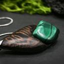 Drewniany wisiorek wenge i malachit - ręcznie robiony naszyjnik z minerałem