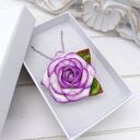 Handmade wisiorek z białą różą i fioletowymi krawędziami - stal nierdzewna