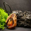 Wisiorek bursztyn „Żywioł ognia” - pirografia z drewna octowca i naturalny bursztyn