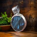 Wisior z labradorytem Aurora Borealis „Łowca Światła” - miedziana metaloplastyka