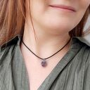Liliowy wisiorek XS - delikatna szklana kropla w metalowej siateczce