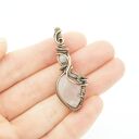 Ręcznie robiony wisiorek z różowym kwarcem - wire wrapping z oksydowanej miedzi