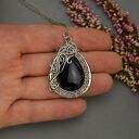 Wisiorek czarny onyks - wire wrapping ze stali chirurgicznej (unikat)