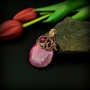 Wisiorek wire wrapping z różowym agatem - miedziana oprawa oksydowana 