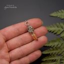 Wisiorek talizman surowy kryształ górski ze szpicem, wire wrapping, stal chirurgiczna